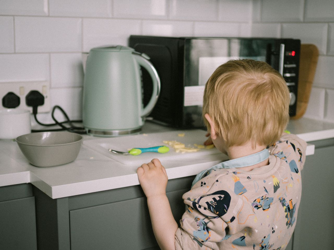 Kitchen helper a nauka samodzielności – co zyskują rodzice?